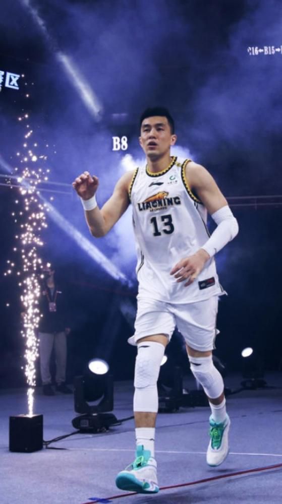 同时考虑到电影学院和爱奇艺的合作是方方面面的，包括院线电影、网剧、网络电影，爱奇艺在学校举办了很多系列讲座，我们可以欣喜的看到我们的校友跟爱奇艺有很多合作，特别是网剧方面，我们的校友比如像《河神》的导演田里，包括吕行的《无证之罪》，刘畅的《最好的我们》，沙漠的《你好，旧时光》，这些都是跟爱奇艺进行广泛深入的合作